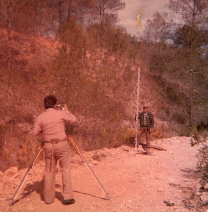 foto de años 70 con dos topógrafos midiendo