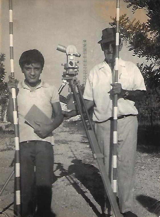 foto en blanco y negro de años 70 con el hijo del fundador y su ayudante